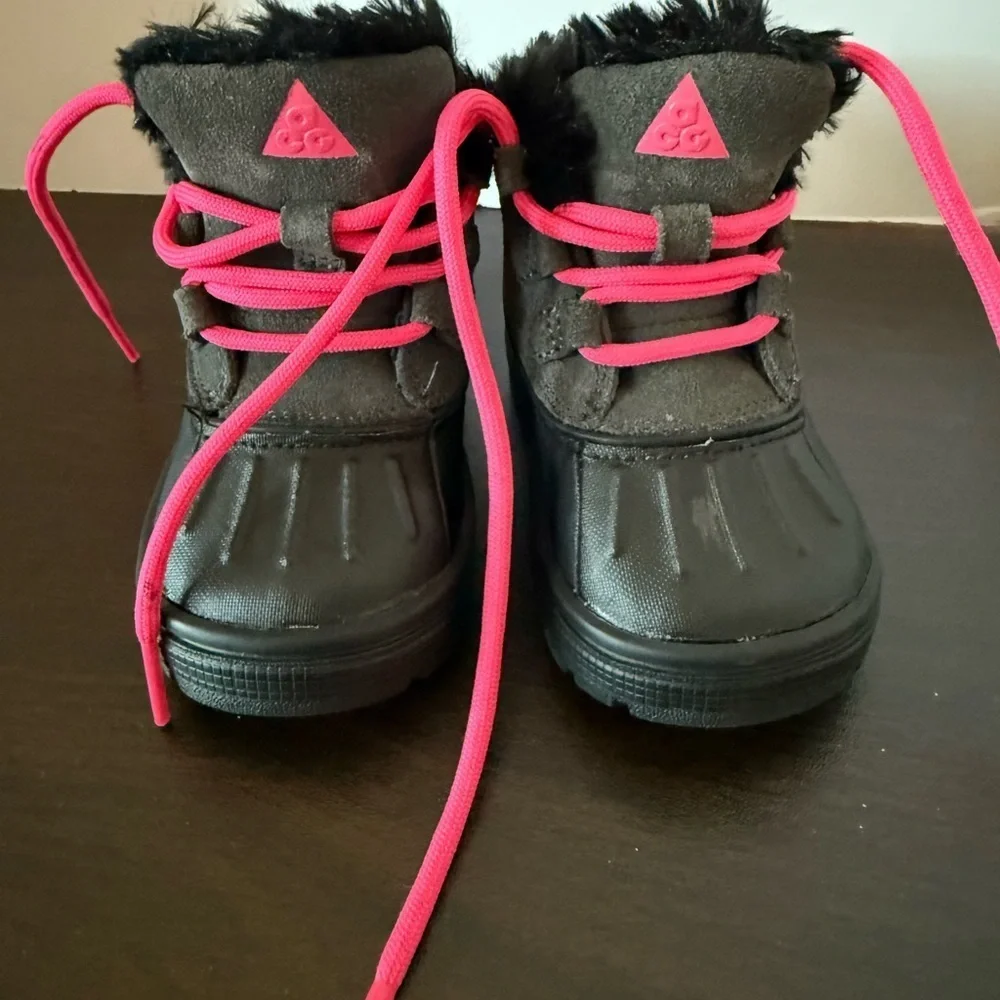Nike Kids Boots in Black with Pink Accents size 5 mint